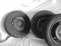 4 Stahlfelgen 5 1/2J15H2 mit Winterreifen von Vredestein Snowtrak 3 165/65R15 4-Loch